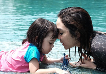 Berenang ala Gempi, Nggak Mau Basah Maunya Begini Aja!