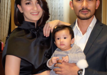 Sudah 3 Bulan, Lucunya Baby Sal Belajar Renang untuk Pertama Kalinya