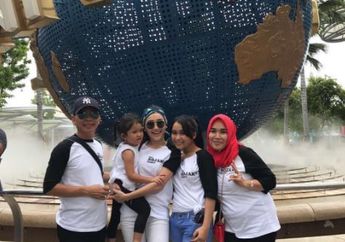 Nggak Cuma Keluarga, Ayu Ting Ting Bawa Orang Sebanyak Ini Loh Pas Liburan Ke Singapura! 