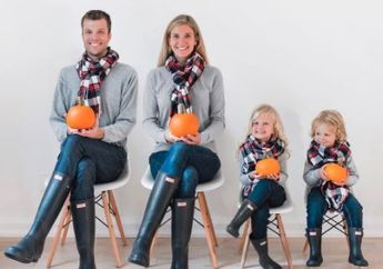 Unik Banget, Keluarga Ini Foto dengan Busana dan Pose yang Menggemaskan!