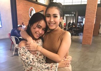 Astaga, Harga Sepatu Adik Ayu Ting Ting Bisa Buat Beli Mie Instan 100 Kardus. Yuk Intip Gayanya!