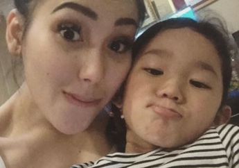Yang Lain Asyik Foto-foto, Anak Semata Wayang Ayu Ting Ting Ini Malah Ditinggal Sendirian..