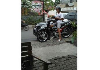 Gempar! Seorang Wanita Di Semarang Dengan Sengaja Memotret Laki-Laki yang disangka Maling, Loh Kok Ada yang 'Menjulur'?