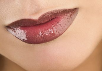 3 Trik Memainkan Pulasan Lipstik yang Akan Membuat Bibir Ladies Tampak Lebih Kecil
