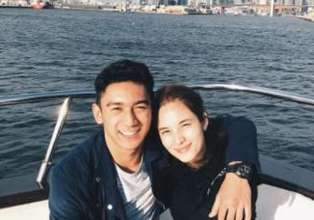 Dirangkul dan Ditatap Mesra Sang Kekasih, Begini Gaya Chelsea Islan Saat Itu, Bisa Kamu Tiru loh!