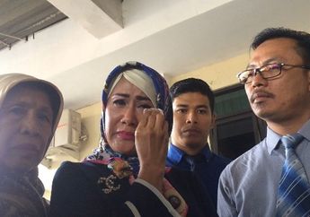 Resmi Menjanda, Istri Donny Kesuma Nangis di Ruang Sidang 