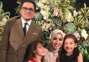 'Anak' Laudya Cynthia Bella Ini Rekam Momen Lucu Orang Tua Bella di Pesta Resepsi