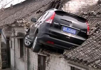 Salah Injak Pedal Gas, Sebuah Honda CR-V Mendarat di Atap Rumah, Bagaimana Ceritanya Ya?