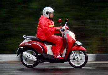 Perhatikan 5 Hal Ini Sebelum Kamu Naik Motor Saat Hujan, Nomer 2 Masih Sering Dilanggar