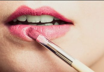 Sebenarnya Boleh Nggak sih Pakai Lipstik Matte Pada Bibir Kering? Ini Kata Si Beauty Blogger!