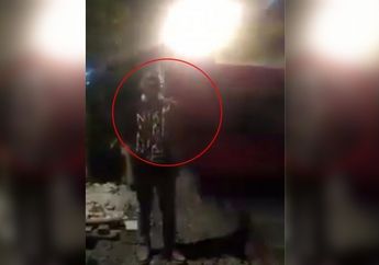Konyol! Detik-Detik Aksi Menantang Maut Pria Berdiri Disamping Rel Kereta, Tonton Sendiri Deh Videonya