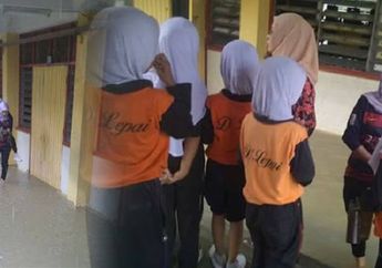 Guru Teladan, Demi Berjalannya Kegiatan Belajar Mengajar Ia Menggendong Muridnya Satu Persatu Melewati Banjir