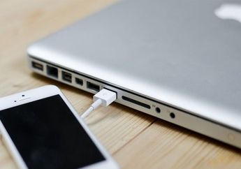 Ladies, Ini 3 Bahaya Kalo Kamu Hobi Nge-Charge Smartphone Pakai Laptop