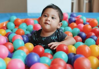 Tidur Pegang Ikan Dori, Ngucek Mata Juga Pakai Ikan Dori, Lucu Banget Sih Putra Mungilnya Andien!