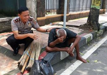 Kakek Penjual Sapu Lidi Ini Menangis Saat Waka Polres Banjar Borong Semua Dagangannya Seharga Dua Kali Lipat 
