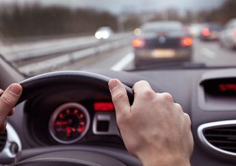 Seorang Gadis Bergegas Menuju Mobil Seorang Pria, Ketika Pria Itu Melihat Wajahnya, Dia Langsung Menelepon 911, Apa yang Terjadi?