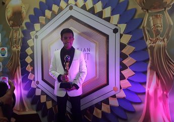 Fildan Bau Bau Dedikasikan Piala Penghargaan Untuk Sang Istri yang Sedang Sakit