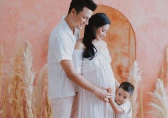 Hamil Anak Kedua, Gaya Titi Kamal Mirip 'Sleeping Beauty', Duh, Pasti Christian Sugiono Makin Gemeess deh!