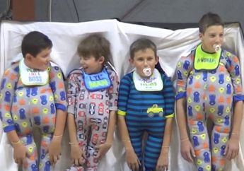 VIDEO: Empat Anak Kelas V Berdandan Seperti Bayi, Apa yang Mereka Lakukan dengan Kostum Itu?