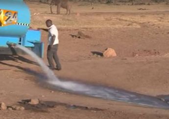 Pria Ini Berkendara dengan 3.000 galon air, Tapi Dia Malah Membiarkan Air Itu Mengalir ke Tanah, Apa Maunya Ya?