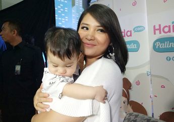 Ajak Putranya Jalan-jalan, Penampilan Tanpa Makeup Putri Titian Banjir Pujian!