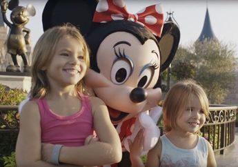 Perhatian Tangan Minnie Mouse Saat 2 Gadis Kecil Berpose Bersamanya, Ternyata Ada Sesuatu Dibalik Foto Ini