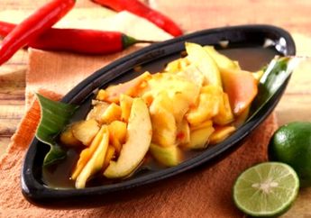 Wuih Segarnya Rujak Dipadukan dengan Kuah Pindang! Yummy! 