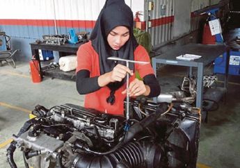 Siapa Nih, Wanita Cantik Berhijab Ini Bekerja Sebagai Montir Bengkel