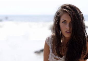 5 Bulan Usai Melahirkan Anak ketiga, Megan Fox Pede Pakai Lingerie!