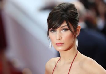 Stunning Banget, Bella Hadid Tampil Seksi dengan Busana Hitam dan Sneakers Putih
