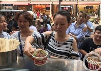 Laki-laki Ini Mentraktir Ribuan Orang Makan Mie Gratis, Ternyata Ini Lho Alasannya