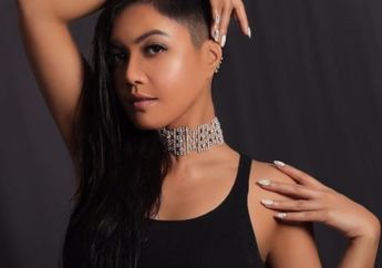 Pakai Bra di Luar, Begini Penampilan Nyentrik Denada yang Banjir Kritikan Pedas