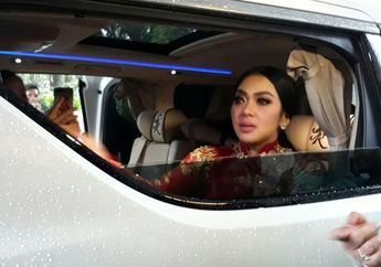 VIDEO : WOW! Syahrini Dapat Mobil Mewah. Darimana Uangnya ya?