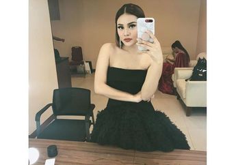 Didukung Pemandangan Yang Indah, Aurelie Hermansyah Nampak Seksi Meski Tak Pakai Bikini