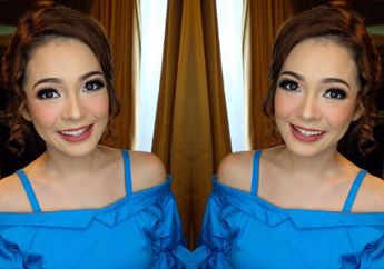 Wow! Duduk Cantik Main HP, Artis Cantik Ini Kenakan Sandal dengan Harga Fantastis, Bisa Buat Beli Mie Kocok Berapa Mangkok Ya?