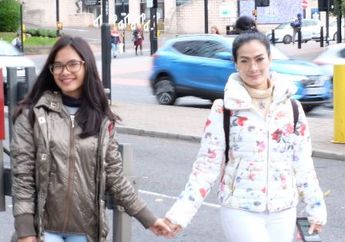 Buah Jatuh Tidak Jauh dari Pohonnya, Ibu dan Anak Ini Sama-sama Suka Pake Barang Mahal!