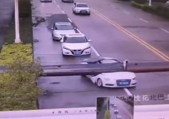 VIDEO: Sebuah Crane Menimpa Mobil yang Melaju, Beginilah Keadaan Pengemudi Saat Pertama Kali Terekam Kamera