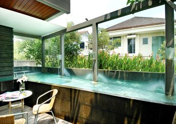 Ini Cara Bikin Teras Sejuk Berhias Kolam Renang  