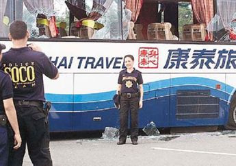 Kelihatannya Para Siswi Dan Polisi Ini Hanya Foto Di Depan Sebuah Bus, Namun Foto Tersebut Membuat Warga Satu Negara Marah Besar