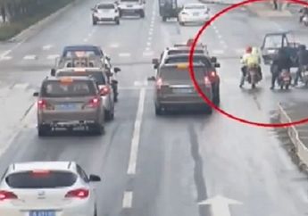 Dikira Dikemudikan Oleh Hantu, Motor Roda Tiga Ini Tabraki Pengguna Jalan Yang Lain