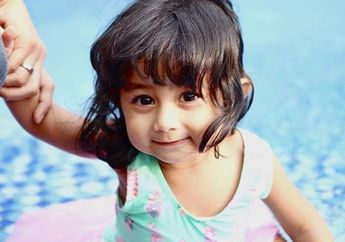 Menggemaskan Sekali Si Mata Belo Shakila Azzahra, Anak Artis yang Wajahnya Jiplakan Ibunya Banget!