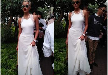 Nyentrik, Intip Gaya Busana Supermodel Kimmy Jayanti Saat Datang ke Jakarta Fashion Week 2018