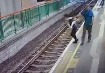 Sakit Jiwa, Seorang Pria Ingin Bunuh Petugas Stasiun Dengan Menjatuhkannya ke Rel Kereta Api