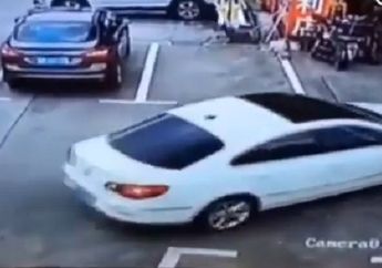 Fokus Bermain Ponsel, Pengemudi Mobil Tak Sadar Bahwa Ia Telah Melindas 3 Orang Bocah