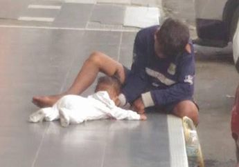 Sedih Banget, Bocah Terlantar Ini Berikan Jempolnya untuk Dihisap Adik Bayinya yang Kelaparan