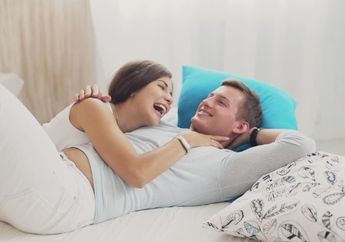 Biar Nggak Bosan, Inilah 4 Posisi Bercinta Kreatif yang Bikin Makin Mesra dengan Suami!