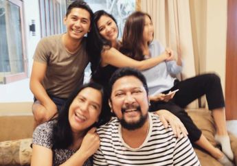 Perbedaan Keyakinan dan Perceraian Tak Membuat Keluarga Artis Ini Pecah, Justru Jadi Panutan!