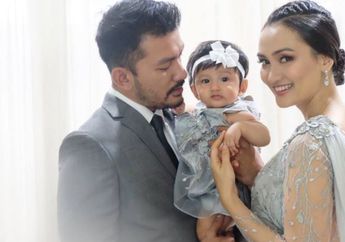 Padahal Baru Berusia 4 Bulan, Tapi Salma Anak Atiqah Hasiholan Sudah Bisa Menyelam Loh!