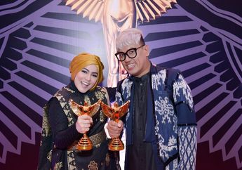 Kalahkan Acara Mata Najwa, Begini Tampilan Keluarga Uya yang Dapatkan Penghargaan Program Talk Show Terfavorit di Panasonic Gobel Award 2017