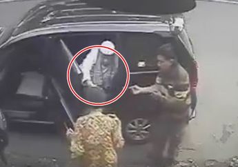 Modus Baru Penjambretan! Nenek Ini Kehilangan Perhiasannya, Usai Didoakan Pria Berkalung Sorban! Waspada, Lihat CCTVnya!